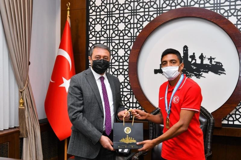 Şampiyon Milli Atlet Şenoduncu başarısının sevincini Vali Şıldak ile paylaştı
