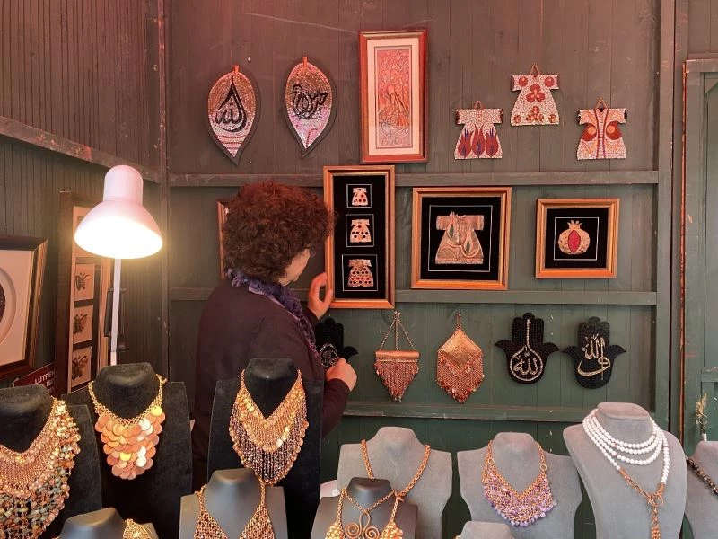 (Özel) Bakırı işleyerek sanat eserine dönüştürüyor
