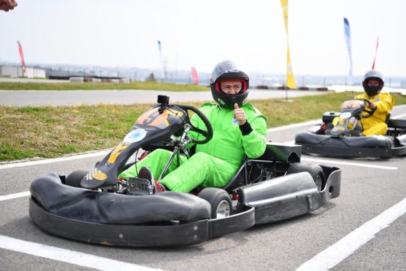 Tuzla’da ünlü radyocular karting ile stres attı
