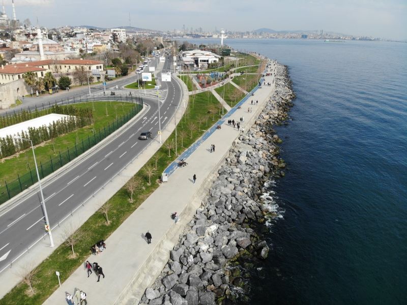 Kısıtlama unutuldu, Kumkapı Sahili doldu taştı
