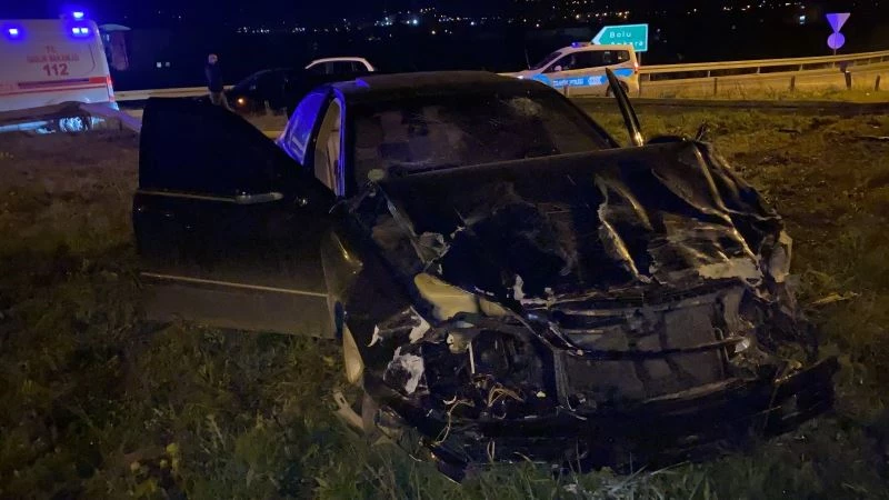 Yoldan çıkan otomobil bariyerleri yerinden söküp refüje çıktı
