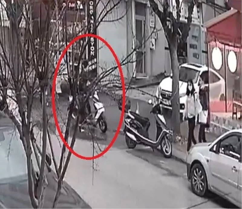 (Özel) Kaşla göz arasında motosikleti çalıp kayıplara karıştı
