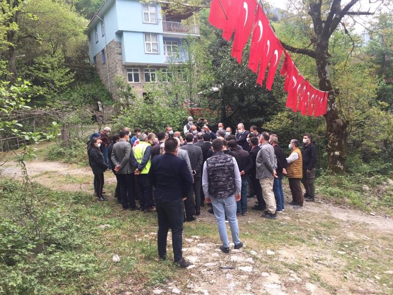 AK Parti’li vekiller İkizdere’deki taş ocağıyla ilgili yöre halkıyla görüştü
