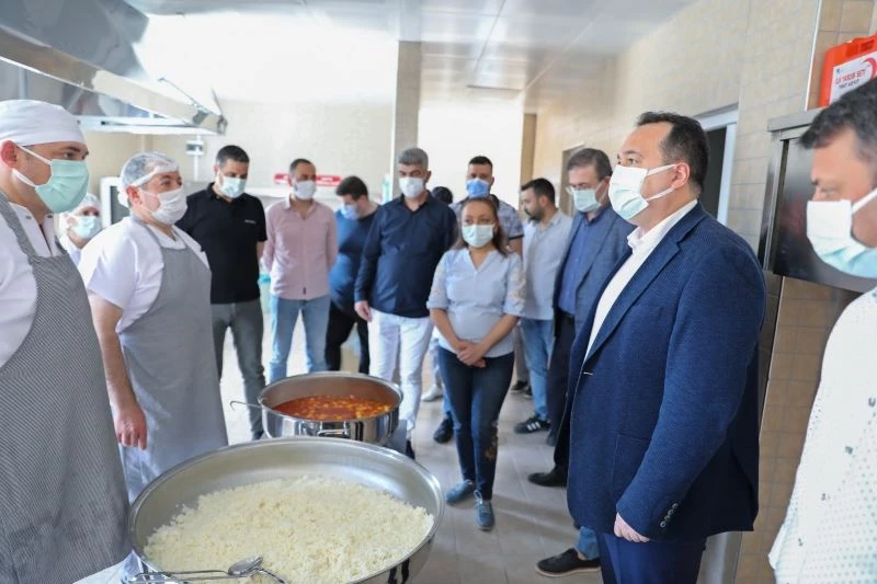 Akhisar Belediyesi aşevinde kazan kaynamaya başladı
