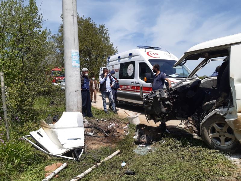 Kocaeli’de minibüs elektrik direğine çarptı: 5 yaralı
