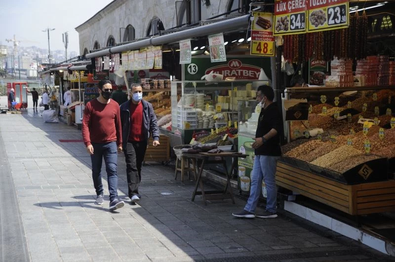Kısıtlamadan muaf Eminönü esnafı turistlere hizmet veriyor
