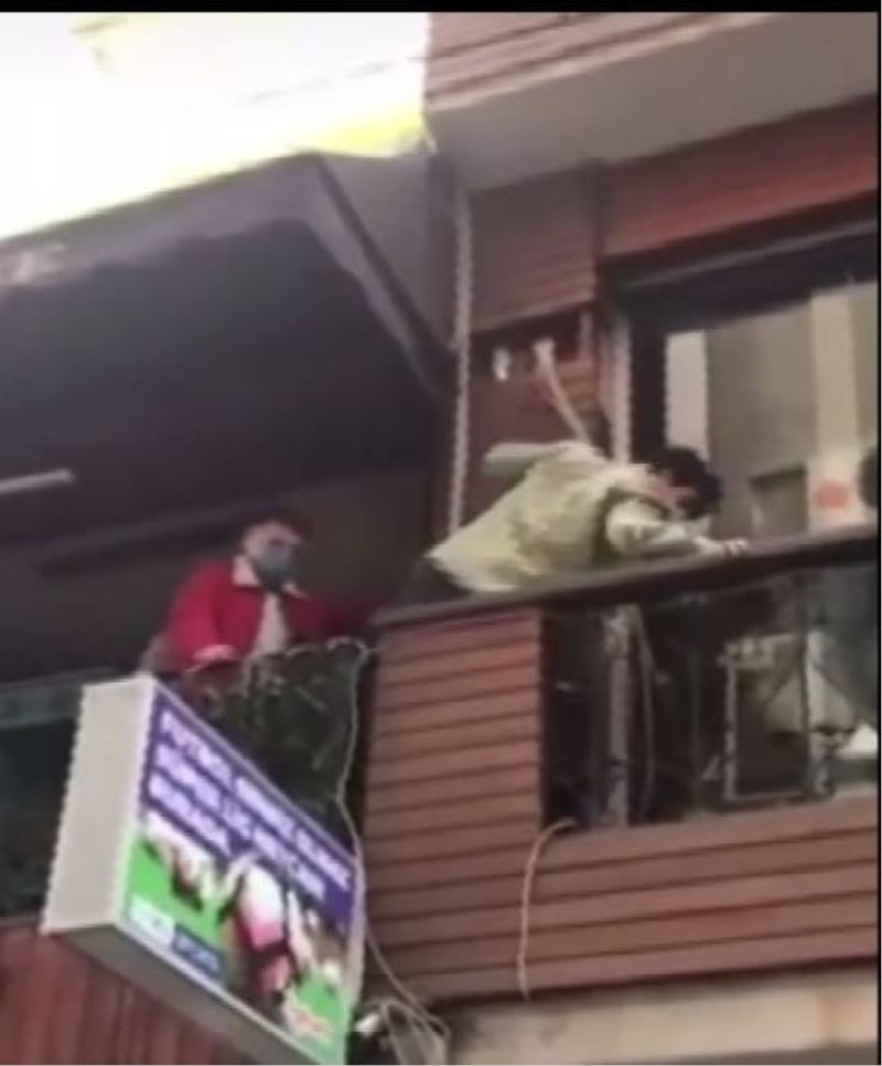 Polisi görünce kafenin balkonundan yan balkona böyle kaçtılar
