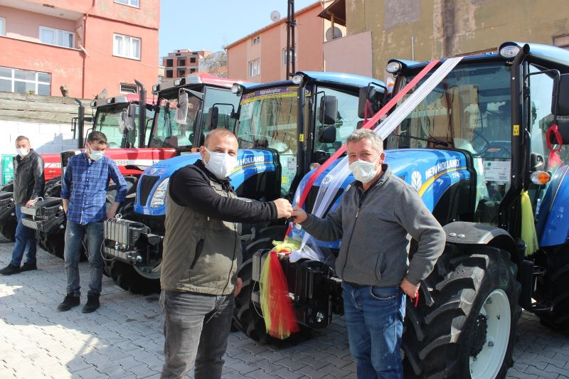 Türkeli’de orman köylülerinin traktörleri teslim edildi
