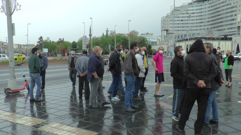 Kaldıkları otelde kapanma sonunda süreleri dolacak olan evsizler yardım istiyor
