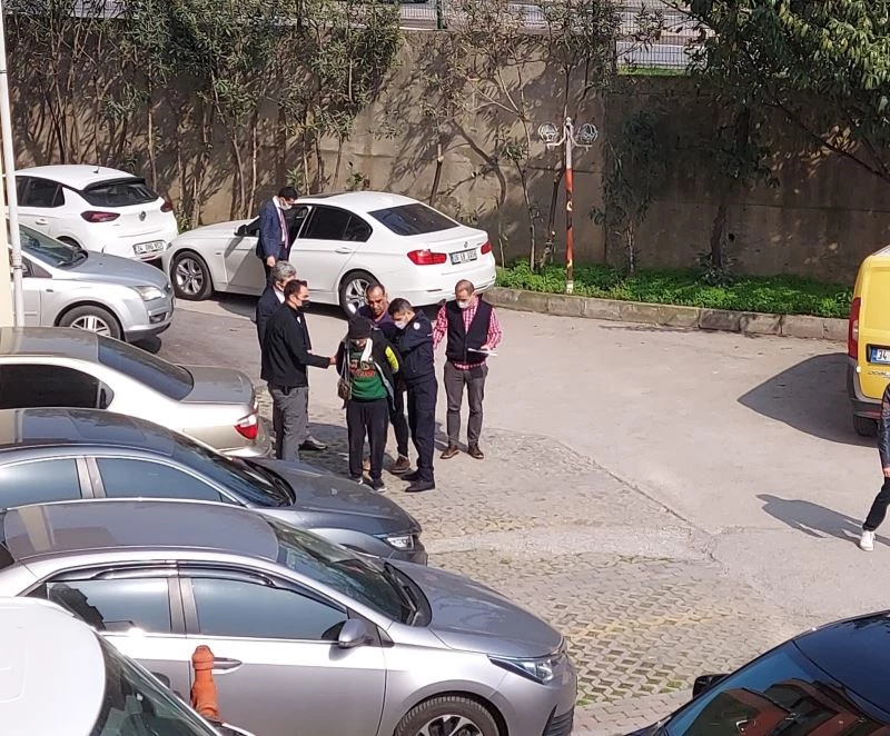 Kocaeli Adliyesi’nde makasla araçlara zarar veren şüpheli yakalandı
