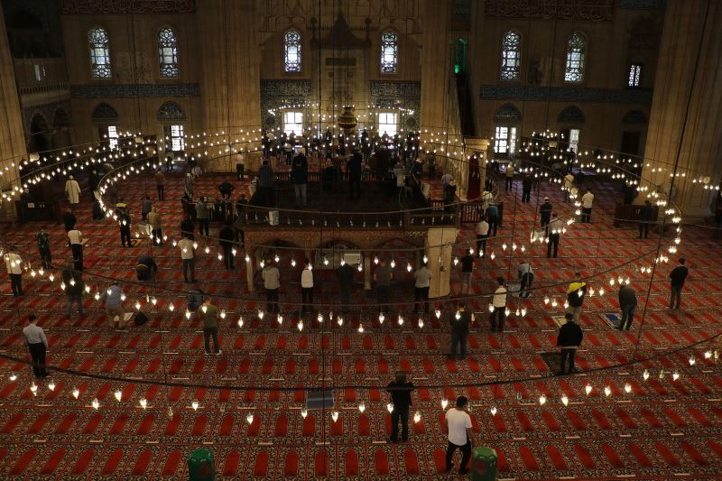 17 günlük kısıtlamada Selimiye’de ‘sosyal mesafeli’ cuma namazı
