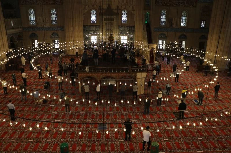 17 günlük kısıtlamada Selimiye’de ‘sosyal mesafeli’ cuma namazı
