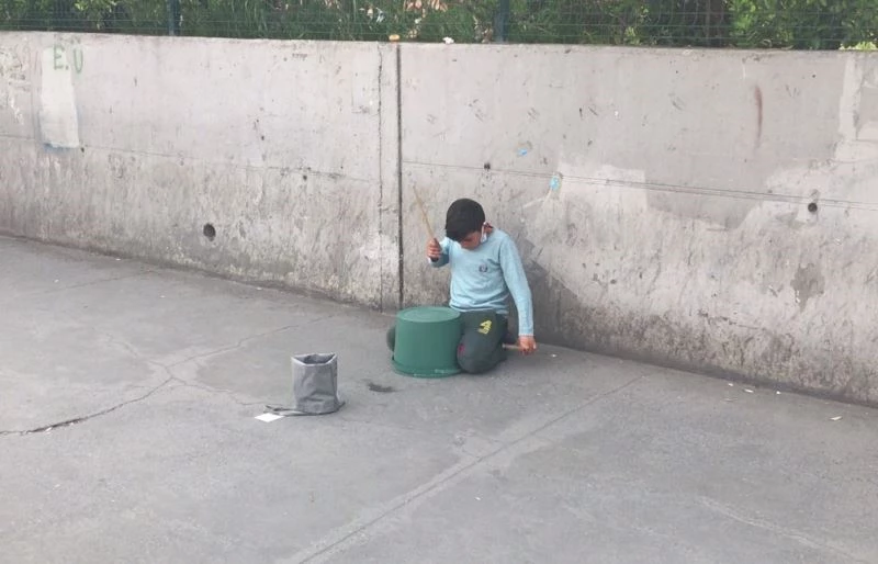 (Özel) Küçük çocuktan kova ile bateri şov
