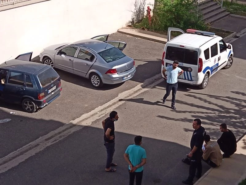 Araçların camlarını kırdılar, değerli eşya bulamayınca hoparlörleri çaldılar
