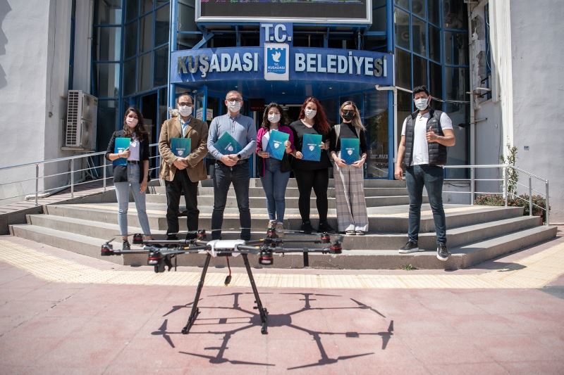 Kuşadası Belediyesi’nin kadın drone pilotları belgelerini aldı
