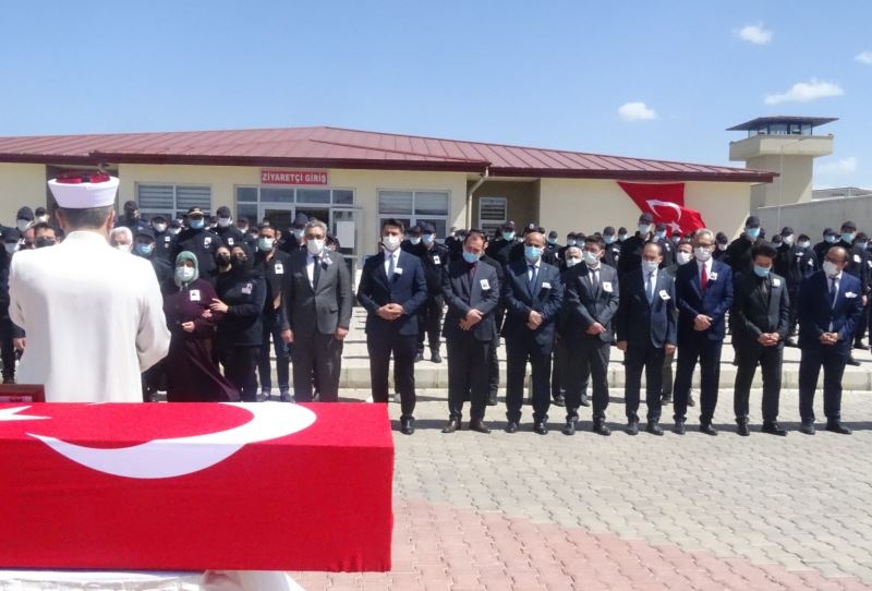 Rüzgardan devrilen demir kapının altında kalan gardiyan hayatını kaybetti
