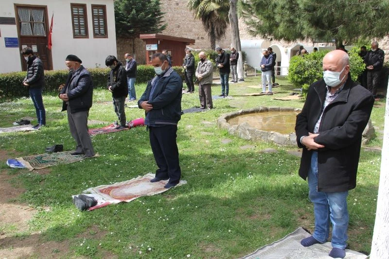 Sinop’ta tam kapanmada ilk cuma cami avlusu doldu taştı
