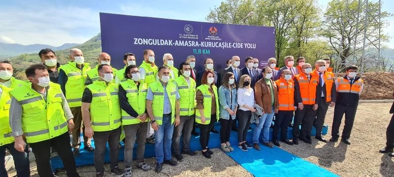 Bakan Karaismailoğlu: “Karayollarımız illerimizi birbiriyle konforlu, emniyetli ve tasarruflu şekilde bağladı”
