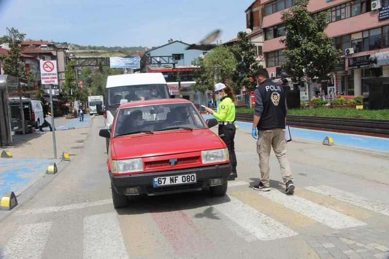 Devrek’te “tam kapanma”nın ardından cadde ve sokaklar boşaldı
