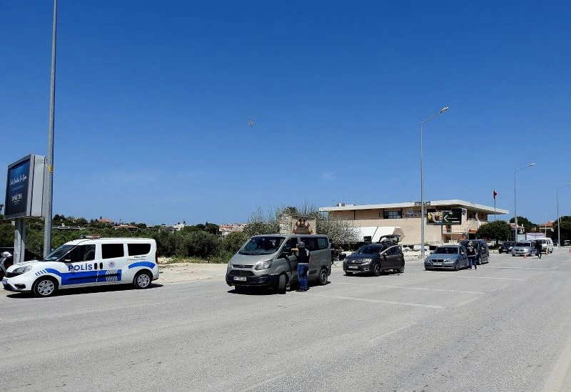 Tam kapanma kararıyla akına uğrayan Çeşme’de sıkı denetim
