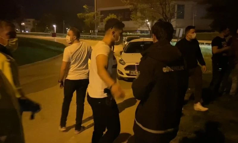 Havadan görüntülenen uygulamada gencin üzerinden uyuşturucu çıktı
