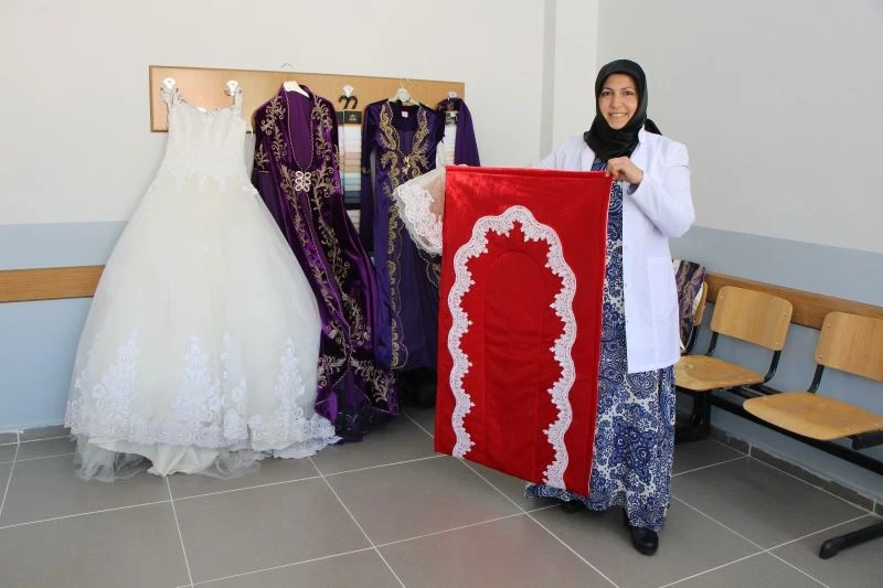 Eski gelinlik ve perdeleri topladı, ‘şahane dönüşüme’ imza attı
