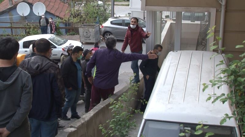 (Özel)- Maltepe’de freni tutmayan minibüs apartman bahçesine uçtu
