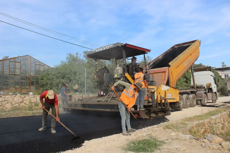 Büyükşehir Belediyesi Gülnar’ın Büyükeceli Mahallesi yolunu asfaltladı
