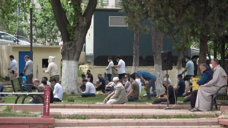 Cuma namazını park ve cami avlusunda kıldılar
