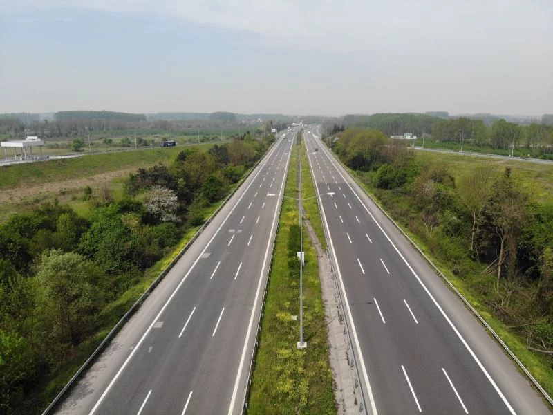 Trafiğin durma noktasına geldiği otoyol bugün kamyonlara kaldı

