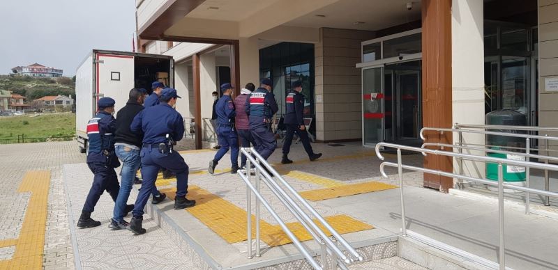 İzmir’de kaçak göçmen operasyonunda 3 tutuklama

