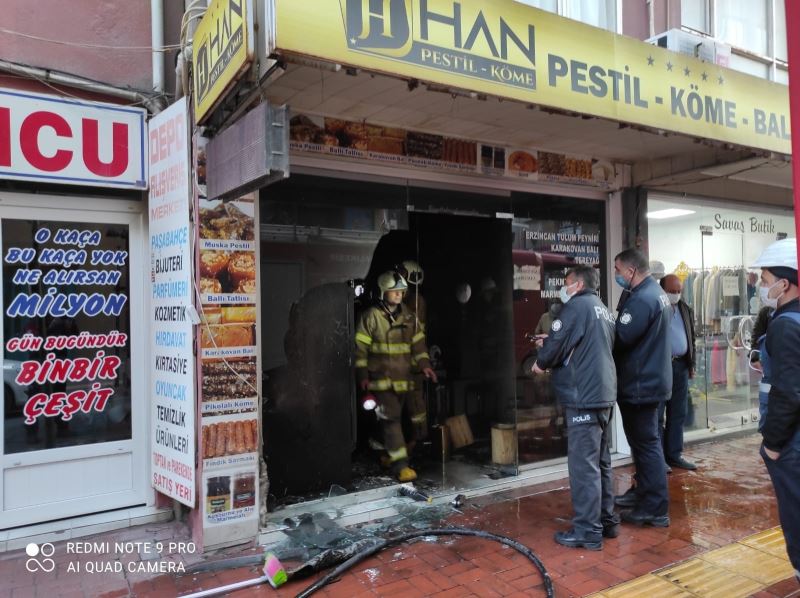 Burhaniye’de şarküteri yangını korkuttu
