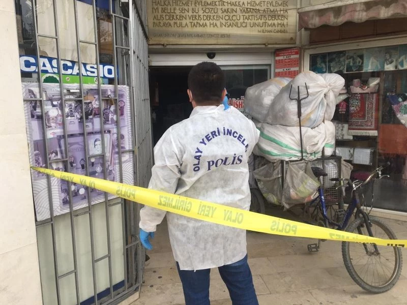 Kağıt toplayıcısı, iş hanında ölü bulundu
