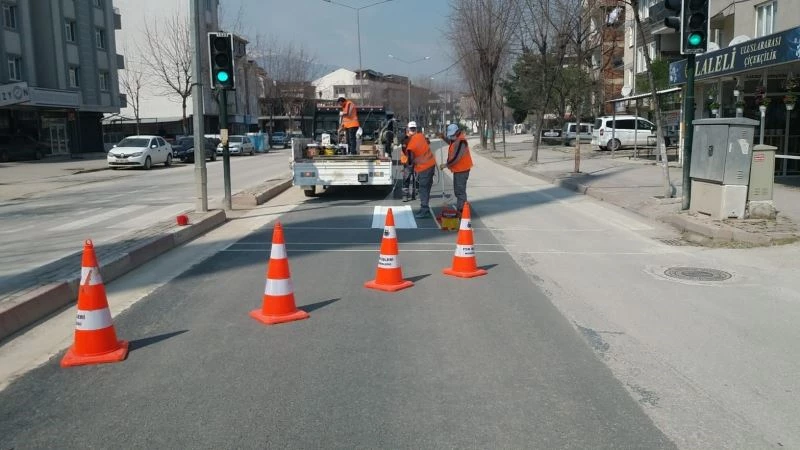 İnegöl’de yaya geçidi çizgileri yenileniyor
