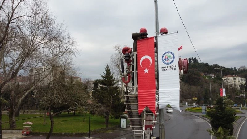 Aydınlatma direkleri bayraklarla donatıldı
