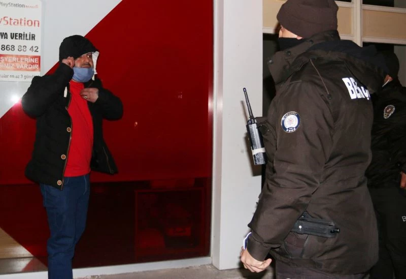 Bıçağını vermeyen şüpheli biber gazıyla etkisiz hale getirildi
