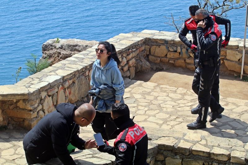 Cüzdanları çalınan Çinli turistler dil bilmeyince polis dertlerini canlandırma yaparak anlamaya çalıştı
