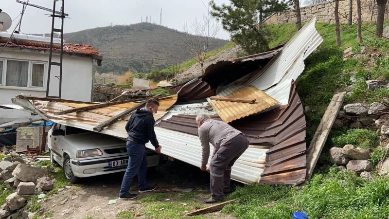 Belediyenin yıkmadığı metruk binanın çatısı otomobilin üzerine uçtu
