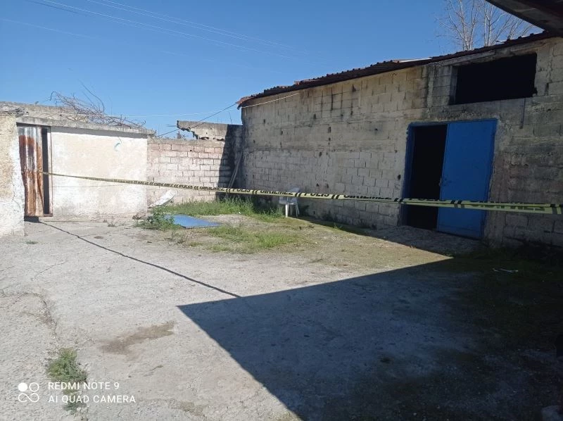 Demir kapının altında kalan çocuk öldü
