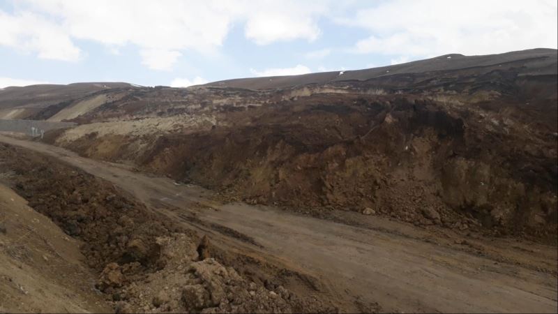 Erzurum-Tekman karayolunda yaşanan heyelan ulaşımı aksatıyor
