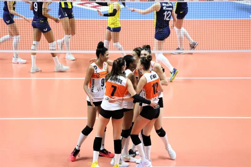 Sultanlar Ligi: Fenerbahçe Opet: 2 - Eczacıbaşı VitrA: 3
