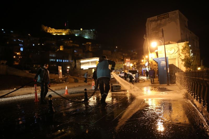 Mardin’de tarihi cadde ve sokaklar dezenfekte edildi
