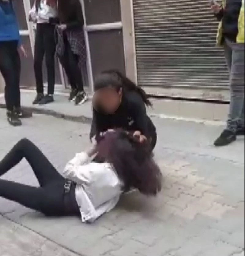 Saçlarından sürükleyip yerden yere vurdu
