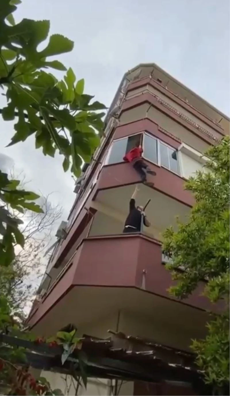 Anahtarı içeride unutan gencin tehlikeli eve giriş yöntemi
