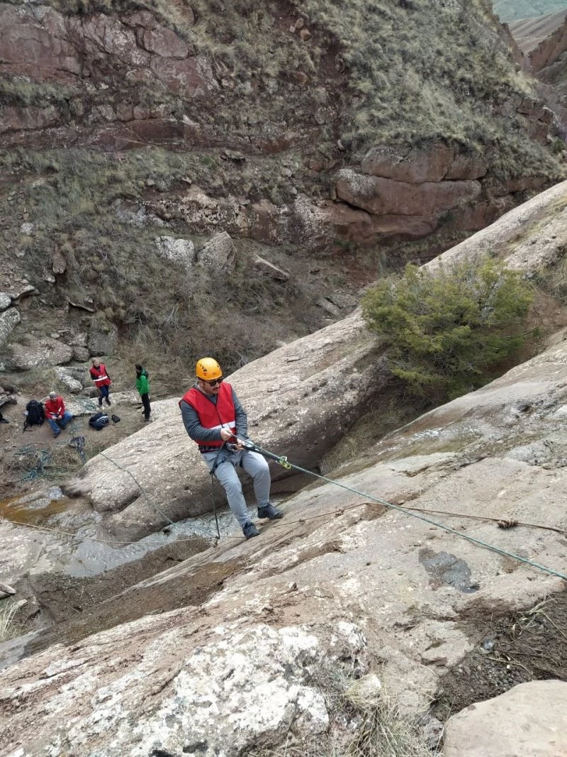 Gönüllülere zorlu kısa mesafe düşük eğimde iniş eğitimi
