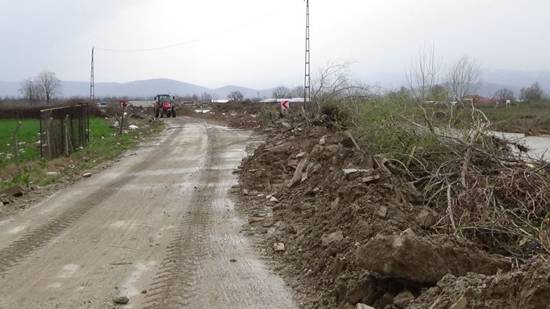 Hayvan çiftliği sular altında kaldı, kuzular kepçeyle kurtarıldı
