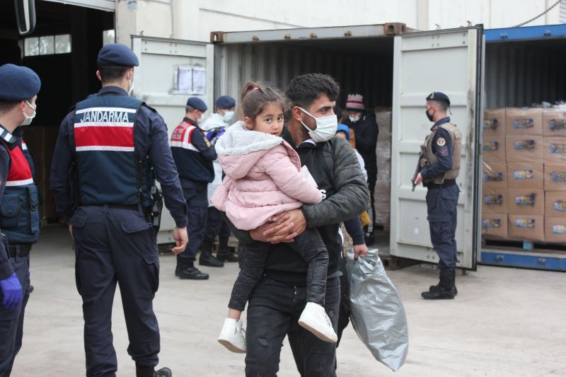 İzmir’de konteyner içinde yakalanan 91 düzensiz göçmen karakola götürüldü
