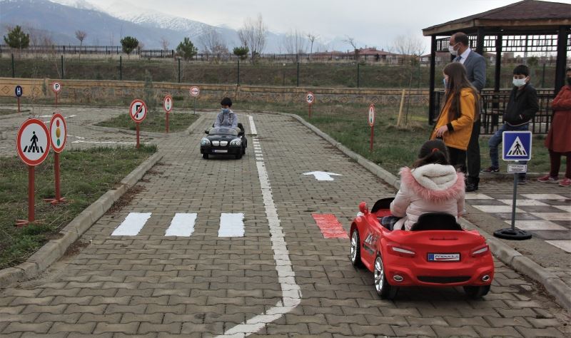 Minik öğrenciler akülü arabalar ile uygulamalı trafik eğitimi alıyor
