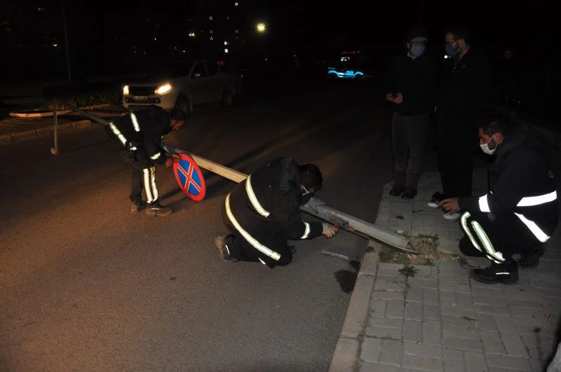 MEDAŞ’a ait aydınlatma direği sokağa devrildi
