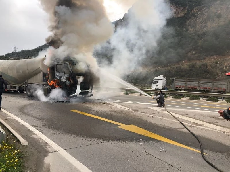 Tır şoförü canını son anda alevlerden kurtardı
